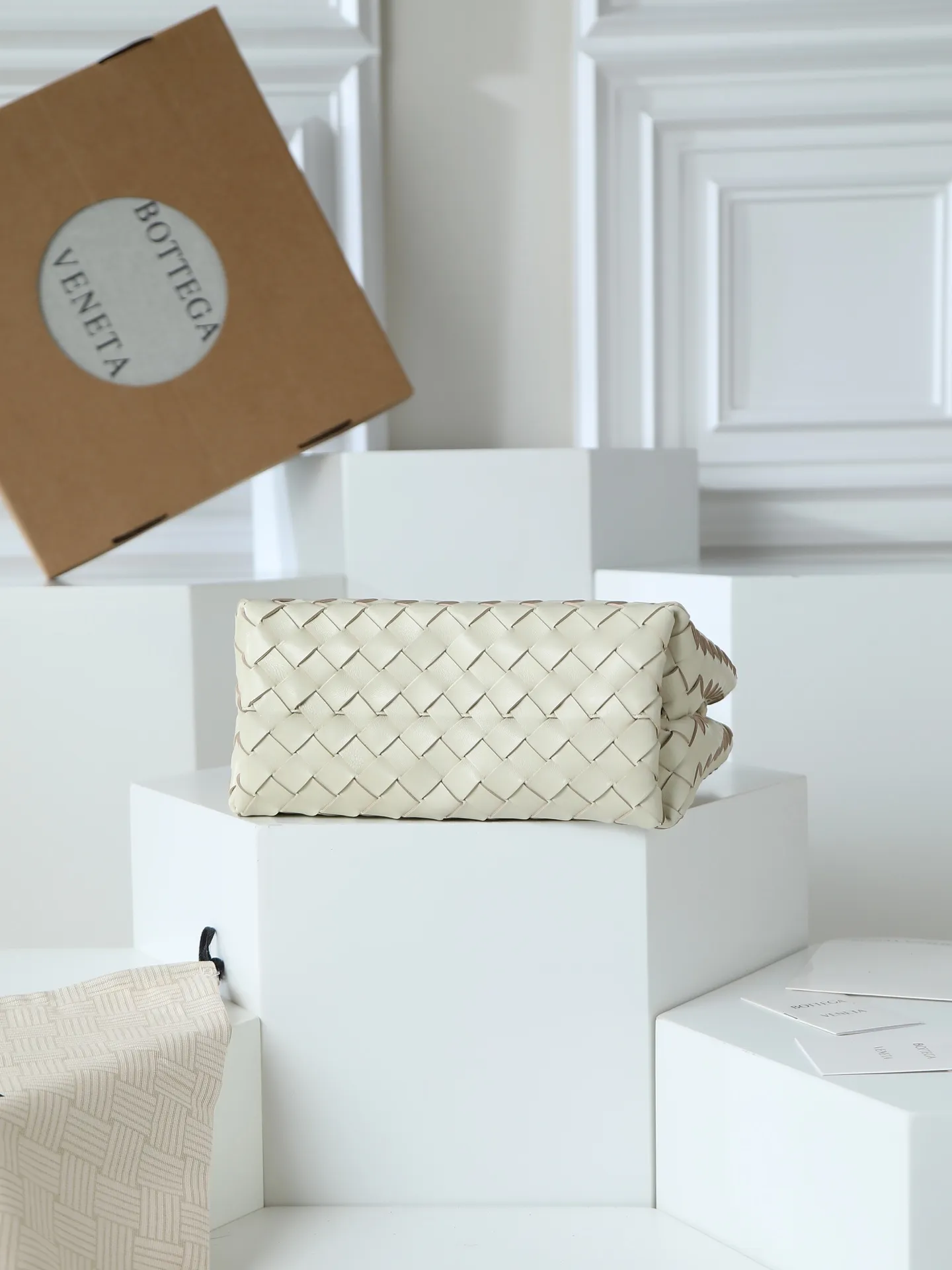 1300. Andiamo is shipping‼ ️Really popular🔥The new Andiamo woven handbag launched by Bottega Veneta this season is really popular all over the world! ! Celebrities at home and abroad have worn it, and Oscar-winning actress Michelle Yeoh has taken it out on the street. Song Jia, Trai Yala, Yu Feihong, Sanji Ayaka, Rosie Hunting-Whiteley, Yoshioka Riho, etc. have all worn this bag. It is classic and versatile and shows off your temperament, and the bag capacity is also large, which is very convenient for daily commuting! ! A variety of carrying methods, the shoulder straps can be adjusted by yourself, the original lambskin feels soft and delicate, and the unisex style breaks the gender boundaries and brings a more practical and long-lasting use experience. Andiamo, which has both elegant and casual styles, perfectly interprets the true appearance of "fashionable old money style". Style number: 766014 Size: 25*22*10.5cm